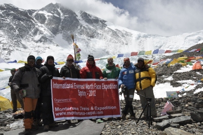 Ceremonia Puja, Advence Base Camp, od lewej Ritemba, Lilli, Bartek, Luigi, Ralf, Nacho, Ferrando, Lakpa, 27 IV 2012, fot. Bartlomiej Wroblewski