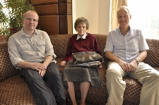 Od lewej Bartlomiej Wroblewski, Elizabeth Hawley, Urs Bernhard, Royal Singi Hotel, Katmandu 8 IV 2012, fot. Bartlomiej Wroblewski