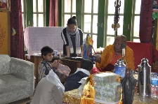 Lama błogosławi wiernych, Katmandu 9 IV 2012 r.