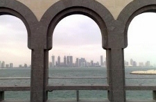 Doha Towers View Through Arabian Arcades, 2009, wikipedysta Vincshekhan, via Wikimedia Commons