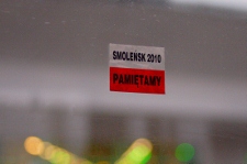 Smolensk 2010 sticker in Warsaw bus, 2011, wikipedysta Rave, via Wikimedia Commons