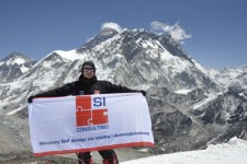 SI-Consulting, w tle Everest i Nuptse, widok z Lobuche (6.119 m), 13 V 2013.